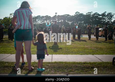 Die 2d Marine Division Band tritt für Mitglieder der Gemeinde in Camp Lejeune, N.C., am 29. April 2021 auf. Die Band spielte im April mehrere Frühlingskonzerte an verschiedenen Orten in der Base, um die Moral und das Gemeinschaftsgefühl zu stärken. Stockfoto