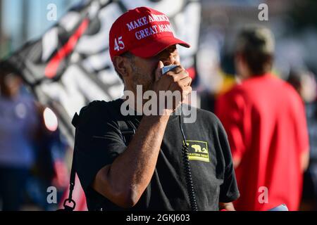 Demonstranten versammeln sich in der Nähe des Long Beach City College, um gegen eine Vote No-Kundgebung für Gavin Newsom zu protestieren, an der Präsident Joe Biden am Montag, den 13. September 2021 teilnahm Stockfoto