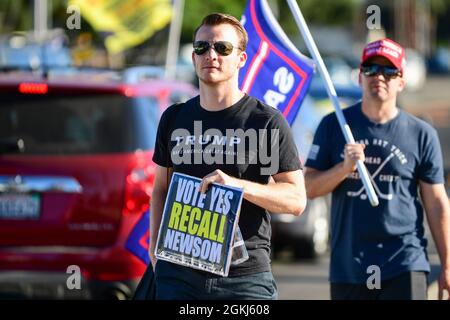 Demonstranten versammeln sich in der Nähe des Long Beach City College, um gegen eine Vote No-Kundgebung für Gavin Newsom zu protestieren, an der Präsident Joe Biden am Montag, den 13. September 2021 teilnahm Stockfoto