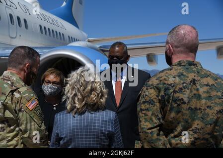 Verteidigungsminister Lloyd Austin war in Colorado, um sich mit dem General der US-Armee, James Dickinson, und anderen führenden Vertretern des Joint Task Force-Space Defense und des Combined Force Space Component Command des US Space Command, zu treffen, um die Raumfahrtstrategie des US-Verteidigungsministeriums (DoD) zu besprechen, Abschreckung und die entscheidenden Beiträge des Weltraums zu nationaler Sicherheit und Wohlstand Stockfoto