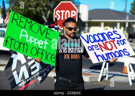 Demonstranten versammeln sich in der Nähe des Long Beach City College, um gegen eine Vote No-Kundgebung für Gavin Newsom zu protestieren, an der Präsident Joe Biden am Montag, den 13. September 2021 teilnahm Stockfoto