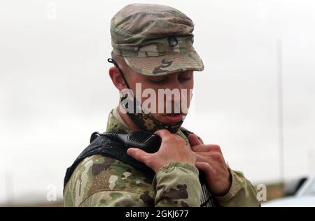 Ein Soldat, der der 1776th Military Police Company, Michigan National Guard, zugewiesen wurde, fordert während einer Strafverfolgungsausbildung in McGregor Range, N.M., 29. April 2021, Unterstützung. Beobachter, Trainer und Trainer der 5. Panzerbrigade der 1. Armeedivision West, Gecoacht Soldaten mit dem 1776. Parlamentsabgeordneten, wie man mit einer feindlichen Verdächtigen-Situation umgeht, da die 5. AR BDE weiterhin mit Einheiten der Nationalgarde und der Reserve in allen militärischen Bereichen zusammenarbeitet und sie auf den Einsatz in den Weg der Schäden vorbereitet und anschließend zu ihren Familien zurückkehrt. Stockfoto