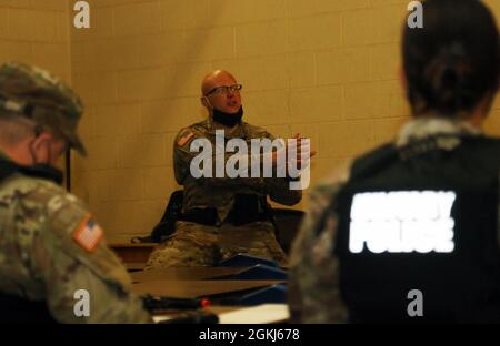 Personal Sgt. Andrew Clor, ein nicht beauftragter Polizeibeamter der 1776. Military Police Company, Michigan National Guard, führt während eines Polizeitrainings in McGregor Range, N.M., 29. April 2021 eine Nachbesprechung mit Soldaten durch. Beobachter, Trainer und Trainer der 5. Panzerbrigade der 1. Armeedivision West, Gecoacht Soldaten mit dem 1776. Parlamentsabgeordneten, wie man mit einer feindlichen Verdächtigen-Situation umgeht, da die 5. AR BDE weiterhin mit Einheiten der Nationalgarde und der Reserve in allen militärischen Bereichen zusammenarbeitet und sie auf den Einsatz in den Weg der Schäden und die Rückkehr zu ihren Familien vorbereitet Stockfoto