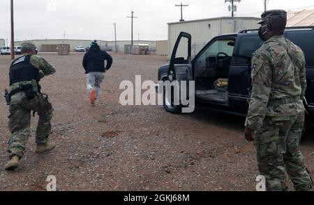 Ein Soldat, der der 1776th Military Police Company, Michigan National Guard, zugewiesen wurde, läuft während eines Strafverfolgungstrainings in McGregor Range, N.M., 29. April 2021 nach einem simulierten Verdächtigen. Beobachter, Trainer und Trainer der 5. Panzerbrigade der 1. Armeedivision West, Gecoacht Soldaten mit dem 1776. Parlamentsabgeordneten, wie man mit einer feindlichen Verdächtigen-Situation umgeht, da die 5. AR BDE weiterhin mit Einheiten der Nationalgarde und der Reserve in allen militärischen Bereichen zusammenarbeitet und sie auf den Einsatz in den Weg der Schäden vorbereitet und anschließend zu ihren Familien zurückkehrt. Stockfoto