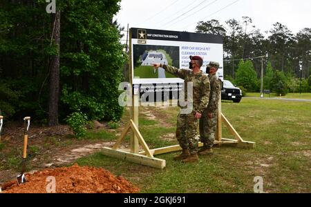 Brig. General David S. Doyle, Joint Readiness Training Center und Fort Polk Kommandant General, und Colon. Ryan K. Roseberry, Garnisonskommandant, schauen sich das Waschkonzept an. Stockfoto