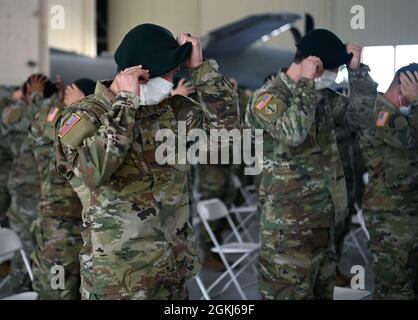 Soldaten, die dem John F. Kennedy Special Warfare Center und der School der US-Armee zugewiesen wurden, ziehen ihre grünen Barets zum ersten Mal während einer regimentalen Erstformation in Fort Bragg, North Carolina, am 29. April 2021 an. Die Zeremonie markierte den Abschluss des Qualifikationskurses der Spezialeinheiten, bei dem die Soldaten die Ehre erhielten, die grüne Baskenmütze, die offizielle Kopfbedeckung der Spezialeinheiten, zu tragen. Stockfoto