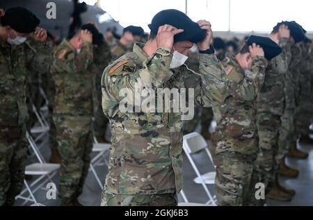 Soldaten, die dem John F. Kennedy Special Warfare Center und der School der US-Armee zugewiesen wurden, ziehen ihre grünen Barets zum ersten Mal während einer regimentalen Erstformation in Fort Bragg, North Carolina, am 29. April 2021 an. Die Zeremonie markierte den Abschluss des Qualifikationskurses der Spezialeinheiten, bei dem die Soldaten die Ehre erhielten, die grüne Baskenmütze, die offizielle Kopfbedeckung der Spezialeinheiten, zu tragen. Stockfoto