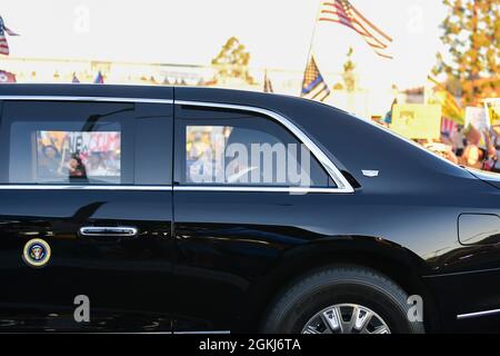 Präsident Joe Biden und der kalifornische Gouverneur Gavin Newsom kommen in ‘The Beast“, dem Präsidenten Cadillac Limo, während einer Vote No-Kundgebung am Montag, den 9. September an Stockfoto