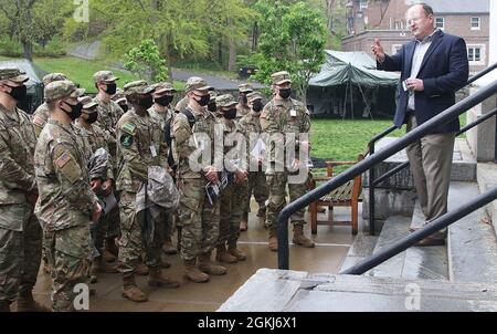 Dr. Peter Kilner, Simon Center for the Professional Military Ethic Chair of Character Development, beginnt die „Inspiration to Serve“ Cemetery Tour mit einem Orientierungsbericht über die Stufen der Old Cadet Chapel to Company G-2 Cadets am 29. April auf dem West Point Cemetery. Stockfoto