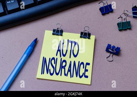 Inspiration mit Schild Auto Insurance. Konzept, das bedeutet, die Kosten zu reduzieren, die mit dem Eintreten in einen Autounfall verbunden sind Stockfoto