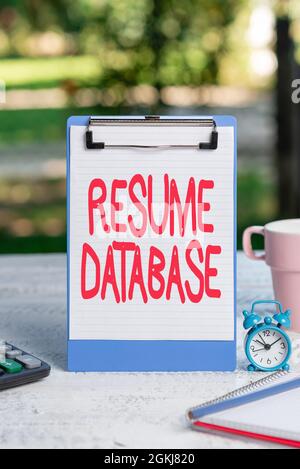 Konzeptionelle Anzeige Datenbank fortsetzen. Business Showcase Datenbank von Kandidaten, die Sie nach Skillset Outdoor Coffee und Refresment Shop Ideen suchen können Stockfoto