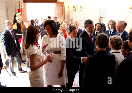 Präsident Barack Obama und die First Lady Michelle Obama werden vom französischen Präsidenten Nicolas Sarkozy und seiner Frau, der französischen First Lady Carla Bruni-Sarkozyarrive, am 6. Juni 2009 in Caen, Frankreich, begrüßt. (Offizielles Foto des Weißen Hauses von Pete Souza) Dieses offizielle Foto des Weißen Hauses wird zur Veröffentlichung durch Nachrichtenorganisationen und/oder zum persönlichen Druck durch die Betreffzeile(en) des Fotos zur Verfügung gestellt. Das Foto darf in keiner Weise manipuliert oder in Materialien, Anzeigen, Produkten oder Werbeaktionen verwendet werden, die in irgendeiner Weise die Zustimmung oder Billigung des Präsidenten, der ersten Familie, o suggerieren Stockfoto