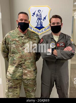 Master-Sgt. Thomas Butts (links), Fluggerätungstechniker der Luftbesatzung, 155th Operations Support Squadron, posiert mit seinem Sohn Tech. Sgt. Joshua Butts (rechts), Boombetreiber, 173rd Air Betanking Squadron, als Waffenbrüder, 30. April 2021, auf dem Militärstützpunkt der Lincoln Air Force in Nebraska. Im April ehren wir unsere Mitglieder und würdigen den Monat des Militärkindes. Stockfoto