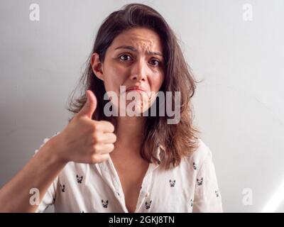 Junge Handosme Brown Hair Peruvian Frau gibt den berühmten "nicht schlecht" oder "Upvoting" Obama-Look Stockfoto