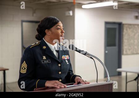 Sgt. Maj. Angela Ellis, ankommende Hauptfeldwebel des 210. Finanzbataillons, spricht über ihre Formation während des Verantwortungswechsels der Einheit am 1. Mai 2021 im Raymond Road Readiness Center in Jackson, Mississippi. Stockfoto