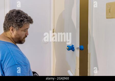 Zimmermann Zimmermann arbeitet Malerei eine Holztür Stockfoto