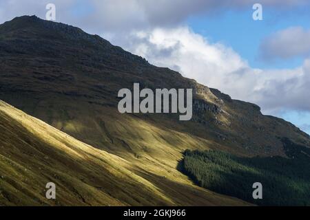 Berg von goldenem Sonnenlicht in schöner Landschaft mit Wald, Schottland berührt Stockfoto