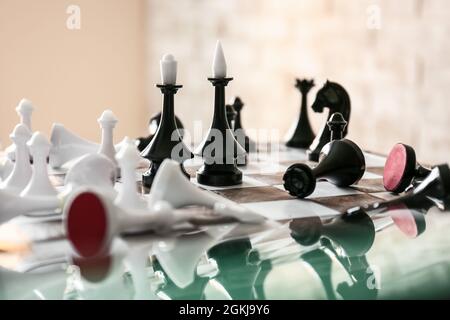 Spielbrett mit Schachfiguren auf dem Tisch Stockfoto