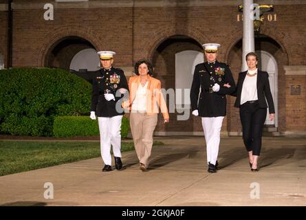 General David H. Berger, 38. Kommandant des Marine Corps, und Col. Teague A. Pastel, Kommandant der Marine Barracks Washington, gehen mit ihren Frauen den Center Walk entlang während der Freitagabend-Parade in den Marine Barracks Washington, D.C., 30. April 2021. Pastel war der Gastgeberin, und Gen. Berger war Ehrengast. Stockfoto