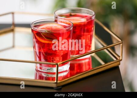 Gläser leckerer Eistee mit Zitrone auf dem Tisch Stockfoto