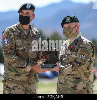 Der Generalmajor Matthew McFarlane, Kommandeur der 4. Infanterie-Division, übergibt Brig ein Geschenk. General Isaac Peltier, Stellvertretender Kommandierender General der Unterstützung für die 4. Inf. Div. Am 30. April 2021, Fort Carson CO. Diese Zeremonie wird zu Ehren des scheidenden Generals Isaac Peltier abgehalten. Stockfoto