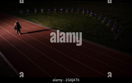 Tech Sgt. Benjamin Waltman, Leiter des Teams für explosive Sprengstoffentsorgung der 39. Bauingenieur-Geschwader, geht während einer Gedenkveranstaltung auf dem Luftwaffenstützpunkt Incirlik, Türkei, am 30. April 2021 auf der Basisstrecke. EOD-Mitglieder gingen 24 Stunden lang ununterbrochen, um die 32 EOD-Kämpfer der US-Luftwaffe zu ehren, die seit 1948 das ultimative Opfer gezahlt haben. Stockfoto