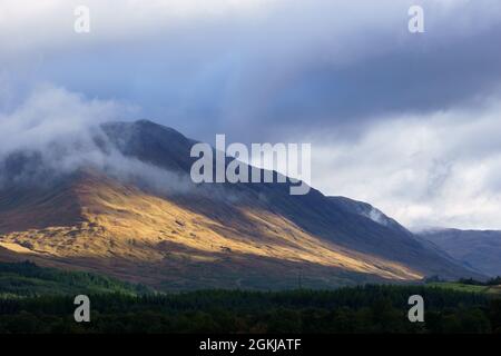 Berg von goldenem Sonnenlicht in wunderschöner Landschaft, Schottland, berührt Stockfoto