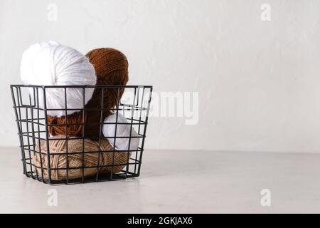 Korb mit Strickgarn auf Leuchttisch Stockfoto
