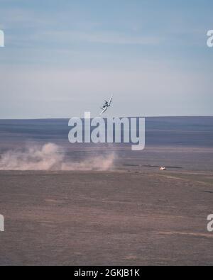 Ein A-10 Thunderbolt II, der 190. Jagdgeschwader, 124. Kampfflügel, Idaho Air National Guard, zugewiesen wurde, führt während eines engen Luftunterstützungstrainings mit dem gemeinsamen Terminal-Angriffskontrolleur des U.S. Marines Corps, der 1st Air Naval Gunfire Liaison Company (ANGLICO), I Marine Expeditionary Force Information Group, Bei der Bombenangriffsspanne Saylor Creek, Idaho, 30. April 2021. 1. ANGLICO führte ein gemeinsames Nahlufttraining mit dem 124. Kampfflügel der Idaho Air National Guard zur Unterstützung des Nomad Mountain Home 21.3 durch. Dieses Training bietet Marines die Möglichkeit, ihre zu erhöhen Stockfoto