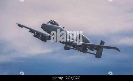 Ein A-10 Thunderbolt II, der 190. Jagdgeschwader, 124. Kampfflügel, Idaho Air National Guard, zugewiesen wurde, führt eine enge Luftunterstützungsschulung mit dem gemeinsamen Terminal-Angriffskontrolleur des U.S. Marines Corps der 1st Air Naval Gunfire Liaison Company (ANGLICO), I Marine Expeditionary Force Information Group, im Bombenanschlag-Bereich Saylor Creek durch, Idaho, 30. April 2021. 1. ANGLICO führte ein gemeinsames Nahlufttraining mit dem 124. Kampfflügel der Idaho Air National Guard zur Unterstützung des Nomad Mountain Home 21.3 durch. Dieses Training bietet Marines die Möglichkeit, ihre Fähigkeiten zu steigern und tödlich zu sein Stockfoto