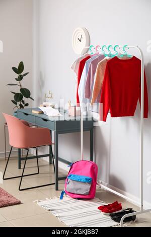 Stilvolle Schuluniform und Rucksack im Innenraum des Raumes Stockfoto