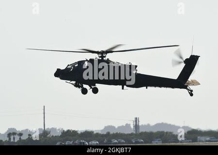 Ein AH-64D Apache-Hubschrauber, der dem 1-151st Attack Reconnaissance Bataillon auf der McEntire Joint National Guard Base, South Carolina, zugewiesen wurde, bereitet sich auf die Landung auf der Patrick Space Force Base, Florida, 30. April 2021 vor. Das Bataillon absolvierte ein gemeinsames Training mit dem 920. Rettungsflügel der Luftwaffenreserve. Stockfoto