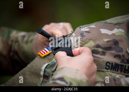 Ein Soldat, der der Alpha Company, dem 24. Militärgeheimdienstbataillon, der 66. Militärgeheimdienstbrigade, zugewiesen wurde, wendet im Rahmen der Anglerfish Day-Evakuierungsschulung für Fahrer und Opfer im Dagger Complex, Deutschland, am 30. April 2021, einen Absturzabwehreinsatz an. Alle teilnehmenden Soldaten erhielten eine grundlegende Schulung in den Bereichen Fahrerwissen und vorbeugende Wartungskontrollen und -Dienste, Bekämpfung von Lebensretter und taktischer Bekämpfung der Unfallversorgung, Funketikette und medizinische Evakuierung in neun Leitungen, Kommunikationssicherheit und Reaktion auf Kontakt. Stockfoto