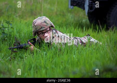 Ein Soldat der Alpha Company, 24. Militärgeheimdienstbataillon, 66. Militärgeheimdienstbrigade, bietet Sicherheit im Rahmen des Anglerfish Day-Trainings für Fahrer- und Unfallevakuierung im Dagger Complex, Deutschland, 30. April 2021. Alle teilnehmenden Soldaten erhielten eine grundlegende Schulung in den Bereichen Fahrerwissen und vorbeugende Wartungskontrollen und -Dienste, Bekämpfung von Lebensretter und taktischer Bekämpfung der Unfallversorgung, Funketikette und medizinische Evakuierung in neun Leitungen, Kommunikationssicherheit und Reaktion auf Kontakt. Stockfoto