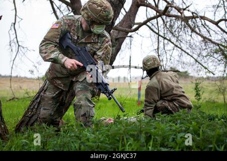 Ein Soldat der Alpha Company, 24. Militärgeheimdienstbataillon, 66. Militärgeheimdienstbrigade, bietet Sicherheit im Rahmen des Anglerfish Day-Trainings für Fahrer- und Unfallevakuierung im Dagger Complex, Deutschland, 30. April 2021. Alle teilnehmenden Soldaten erhielten eine grundlegende Schulung in den Bereichen Fahrerwissen und vorbeugende Wartungskontrollen und -Dienste, Bekämpfung von Lebensretter und taktischer Bekämpfung der Unfallversorgung, Funketikette und medizinische Evakuierung in neun Leitungen, Kommunikationssicherheit und Reaktion auf Kontakt. Stockfoto