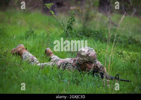 Ein Soldat der Alpha Company, 24. Militärgeheimdienstbataillon, 66. Militärgeheimdienstbrigade, bietet Sicherheit im Rahmen des Anglerfish Day-Trainings für Fahrer- und Unfallevakuierung im Dagger Complex, Deutschland, 30. April 2021. Alle teilnehmenden Soldaten erhielten eine grundlegende Schulung in den Bereichen Fahrerwissen und vorbeugende Wartungskontrollen und -Dienste, Bekämpfung von Lebensretter und taktischer Bekämpfung der Unfallversorgung, Funketikette und medizinische Evakuierung in neun Leitungen, Kommunikationssicherheit und Reaktion auf Kontakt. Stockfoto