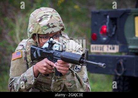 Ein Soldat der Alpha Company, 24. Militärgeheimdienstbataillon, 66. Militärgeheimdienstbrigade, bietet Sicherheit im Rahmen des Anglerfish Day-Trainings für Fahrer- und Unfallevakuierung im Dagger Complex, Deutschland, 30. April 2021. Alle teilnehmenden Soldaten erhielten eine grundlegende Schulung in den Bereichen Fahrerwissen und vorbeugende Wartungskontrollen und -Dienste, Bekämpfung von Lebensretter und taktischer Bekämpfung der Unfallversorgung, Funketikette und medizinische Evakuierung in neun Leitungen, Kommunikationssicherheit und Reaktion auf Kontakt. Stockfoto