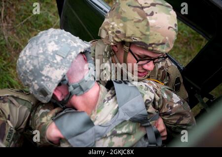 Ein Soldat der Alpha Company, 24. Militärgeheimdienstbataillon, 66. Militärgeheimdienstbrigade, transportiert einen simulierten Unfallopfer im Rahmen der Fahrer- und Unfallevakuierungsschulung am Anglerfish Day im Dagger Complex, Deutschland, 30. April 2021. Alle teilnehmenden Soldaten erhielten eine grundlegende Schulung in den Bereichen Fahrerwissen und vorbeugende Wartungskontrollen und -Dienste, Bekämpfung von Lebensretter und taktischer Bekämpfung der Unfallversorgung, Funketikette und medizinische Evakuierung in neun Leitungen, Kommunikationssicherheit und Reaktion auf Kontakt. Stockfoto