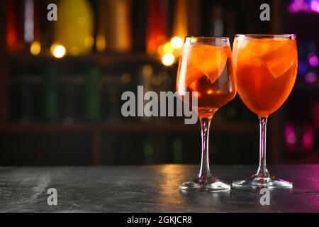 Auf dem Tisch befinden sich Gläser leckerer aperol Spritz Cocktail Stockfoto