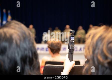 Am 1. Mai 2021 fand eine Einsatzzeremonie für 14 US-Luftwaffe des 114. Space Operations Squadron im Base Theatre, Patrick Space Force Base, statt. Die Einheit wird sechs Monate lang im Zuständigkeitsbereich des US-Zentralkommandos eingesetzt und eine offensive Raumkontrolle durch den Schutz der US- und befreundeten Raumkapazitäten ermöglichen, um Widersachern den Zugang zu Raumkapazitäten zu verhindern oder zu verweigern. Stockfoto