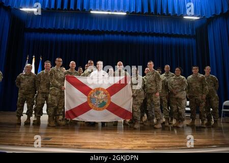 Am 1. Mai 2021 fand eine Einsatzzeremonie für 14 US-Luftwaffe des 114. Space Operations Squadron im Base Theatre, Patrick Space Force Base, statt. Die Einheit wird sechs Monate lang im Zuständigkeitsbereich des US-Zentralkommandos eingesetzt und eine offensive Raumkontrolle durch den Schutz der US- und befreundeten Raumkapazitäten ermöglichen, um Widersachern den Zugang zu Raumkapazitäten zu verhindern oder zu verweigern. Stockfoto
