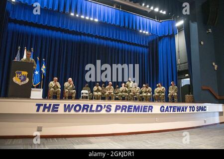 Am 1. Mai 2021 fand eine Einsatzzeremonie für 14 US-Luftwaffe des 114. Space Operations Squadron im Base Theatre, Patrick Space Force Base, statt. Die Einheit wird sechs Monate lang im Zuständigkeitsbereich des US-Zentralkommandos eingesetzt und eine offensive Raumkontrolle durch den Schutz der US- und befreundeten Raumkapazitäten ermöglichen, um Widersachern den Zugang zu Raumkapazitäten zu verhindern oder zu verweigern. Stockfoto