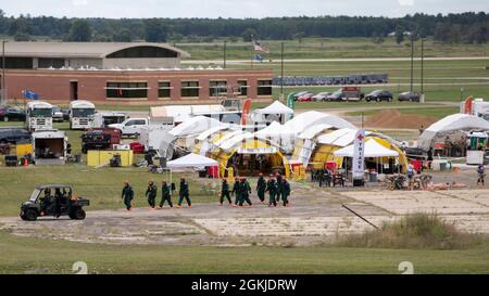 Mitglieder des CBRN-Pakets (Chemical Biological Radiological Nuclear) der Wisconsin National Guard reagieren auf eine simulierte Explosion während einer groß angelegten Trainingsübung am 1. Mai in Volk Field, Wis. das Szenario simulierte eine Explosion in der Mall of America in Minneapolis. Zu der gemeinsamen Einheit gehören Soldaten der 273. Ingenieurgesellschaft der Wisconsin Army National Guard in Medford, der 457. Chemiegesellschaft in Hartford und Burlington sowie ein Kommando- und Kontrollelement aus dem 641. Truppenkommando-Bataillon-Hauptquartier in Madison sowie Luftmänner aus dem in Madison ansässigen 11 Stockfoto