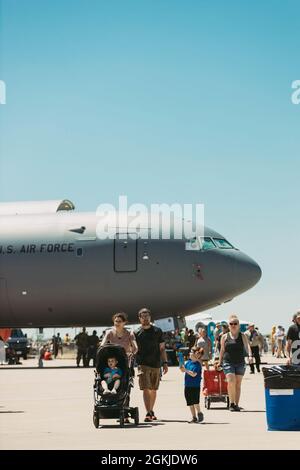 Zivilisten beobachten militärische und zivile Flugzeuge auf der Sound of Speed Air Show in St. Joseph, Missouri, 1. Mai 2021. Die US Air Force Thunderbirds nehmen in diesem Jahr an den Veranstaltungen Teil. Stockfoto