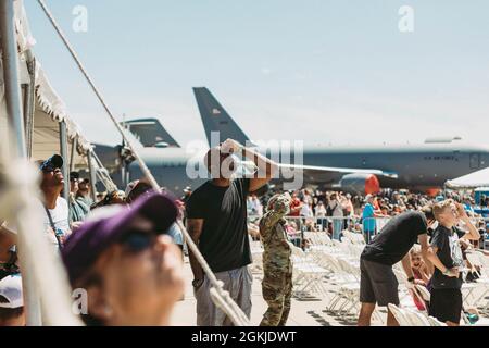 Zivilisten beobachten militärische und zivile Flugzeuge auf der Sound of Speed Air Show in St. Joseph, Missouri, 1. Mai 2021. Die US Air Force Thunderbirds nehmen in diesem Jahr an den Veranstaltungen Teil. Stockfoto