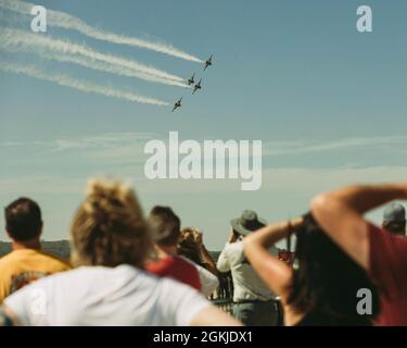 Zivilisten beobachten militärische und zivile Flugzeuge auf der Sound of Speed Air Show in St. Joseph, Missouri, 1. Mai 2021. Die US Air Force Thunderbirds nehmen in diesem Jahr an den Veranstaltungen Teil. Stockfoto