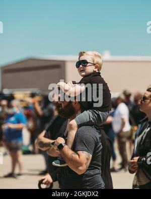 Zivilisten beobachten militärische und zivile Flugzeuge auf der Sound of Speed Air Show in St. Joseph, Missouri, 1. Mai 2021. Die US Air Force Thunderbirds nehmen in diesem Jahr an den Veranstaltungen Teil. Stockfoto