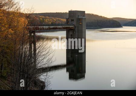 Die Sonne geht über dem East Branch Clarion River Lake in Wilcox, Pennsylvania, 1. Mai 2021 auf. Das U.S. Army Corps of Engineers Pittsburgh District wird am 27. Mai eine Zeremonie zum Schneiden von Bändern veranstalten, gefolgt von einer Open-House-Veranstaltung am East Branch Clarion River Lake. Die Wiedereröffnung feiert die Rückkehr des Staudamms in den Normalbetrieb und seine fortgesetzte Fähigkeit, Überschwemmungen zu reduzieren, die Wasserqualität im Downstream zu verbessern und das ökologische Ökosystem zu unterstützen. Stockfoto