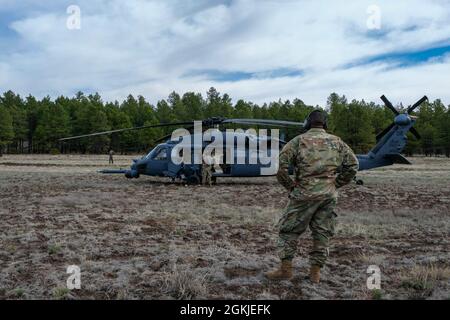 Ein Crewchef der 943. Wartungsmannschaft bereitet eine HH-60 Pave Hawk, 305. Rettungsmannschaft, für simuliertes Such- und Rettungstraining vor. Reserve-Bürger-Luftwaffe der 943. Rettungsgruppe konnte Trainingsszenarien erfolgreich abschließen, die hochmobile, temporäre Einrichtungen an abgelegenen, kargen Orten einschloss, während sie vom 30. April bis zum 3. Mai noch Kampfsucheinsätze und Rettungseinsätze durchführte. Die Übung Northern Assessment wurde sicher unter Verwendung der aktuellen CDC-Protokolle durchgeführt und alle Servicemitarbeiter wurden vollständig geimpft. Stockfoto