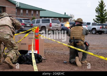 Ein Crewchef der 943. Wartungsmannschaft bereitet eine HH-60 Pave Hawk, 305. Rettungsmannschaft, für simuliertes Such- und Rettungstraining vor. Reserve-Bürger-Luftwaffe der 943. Rettungsgruppe konnte Trainingsszenarien erfolgreich abschließen, die hochmobile, temporäre Einrichtungen an abgelegenen, kargen Orten einschloss, während sie vom 30. April bis zum 3. Mai noch Kampfsucheinsätze und Rettungseinsätze durchführte. Die Übung Northern Assessment wurde sicher unter Verwendung der aktuellen CDC-Protokolle durchgeführt und alle Servicemitarbeiter wurden vollständig geimpft. Stockfoto